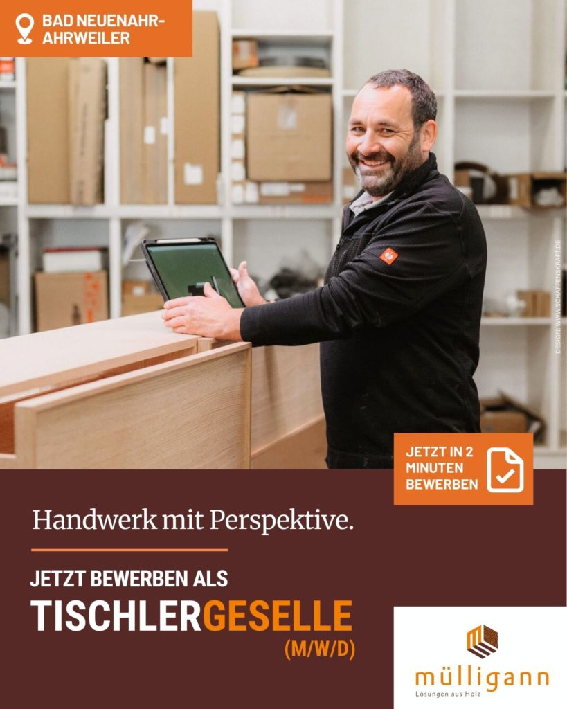 Lächelnder Tischler mit Tablet in Werkstatt
